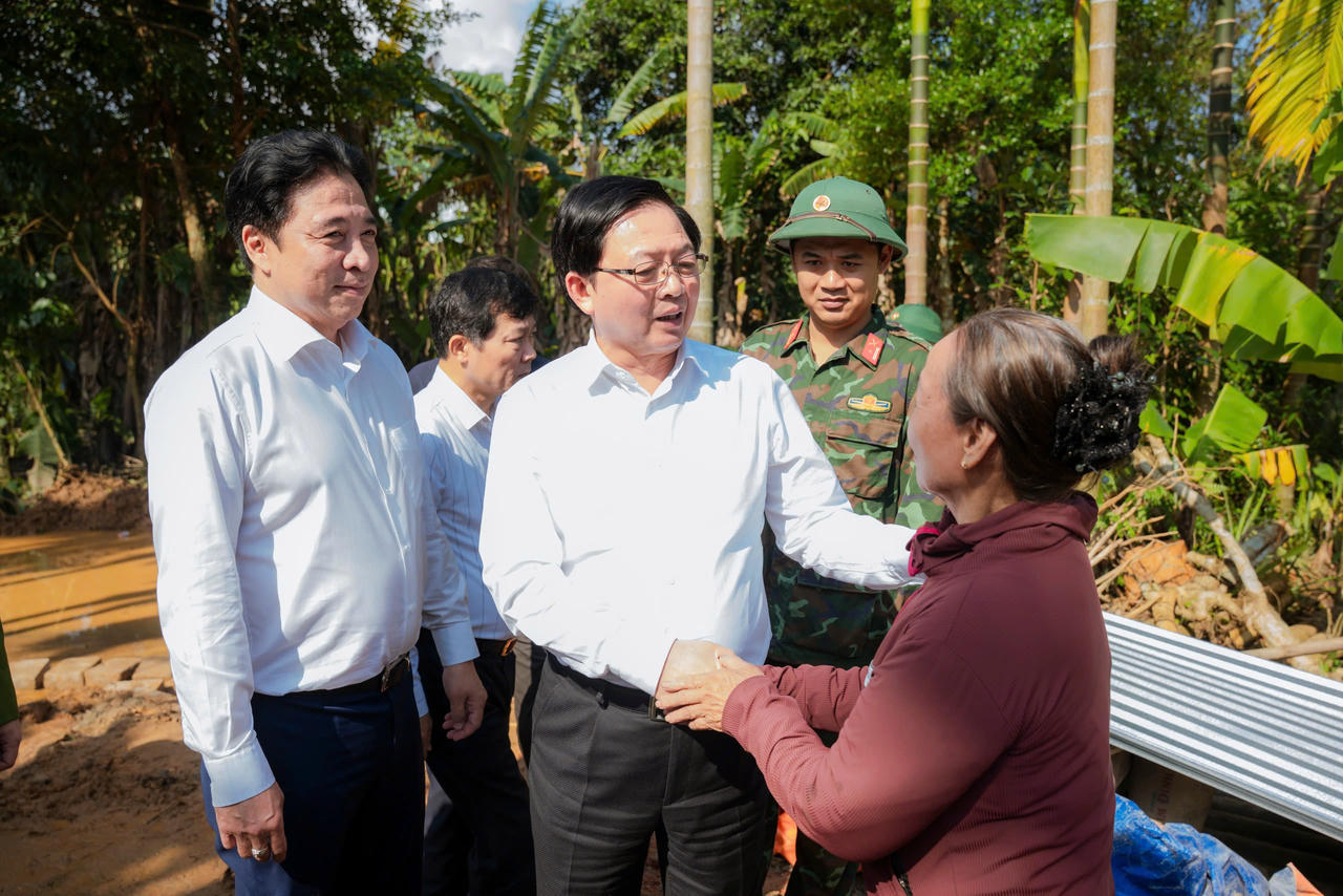 Ph&oacute; Thủ tướng Ch&iacute;nh phủ Hồ Quốc Dũng động vi&ecirc;n người d&acirc;n đang sửa chữa nh&agrave; ở bị thiệt hại do thi&ecirc;n tai ở x&atilde; Lộc An&amp;amp;nbsp;