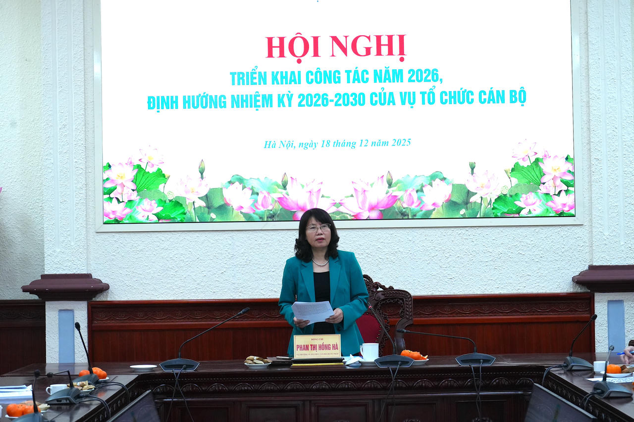 Vụ trưởng Vụ Tổ chức cán bộ Phan Thị Hồng Hà phát biểu tại Hội nghị.