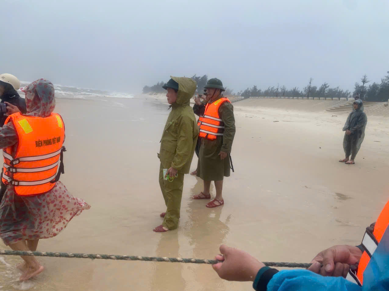 Lãnh đạo xã Ninh Châu chỉ đạo công tác cứu hộ tàu bị chìm trên biển Hải Ninh.