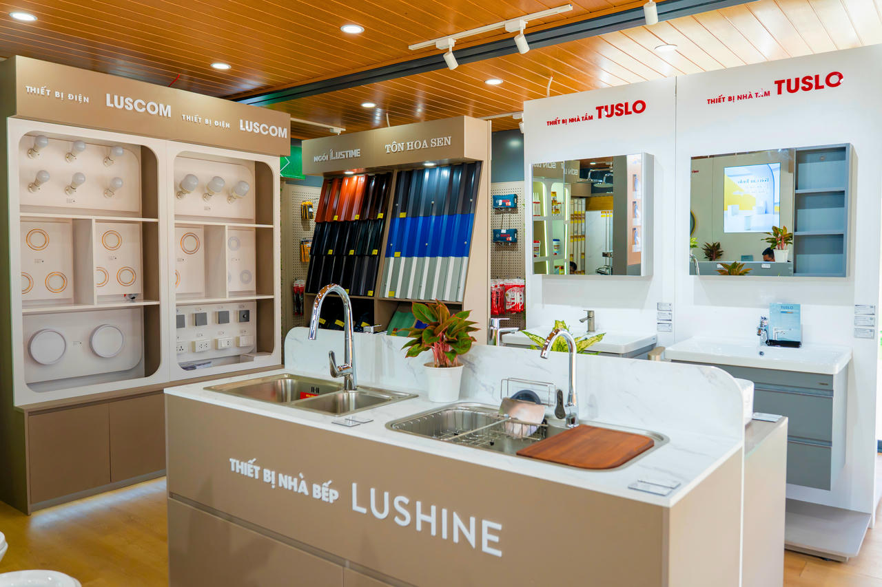 Không gian bên trong showroom container Hoa Sen Home sang trọng, hiện đại.