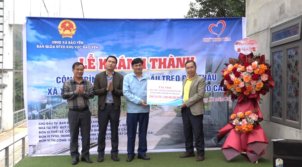 Cầu treo Bến Thâu bắc qua sông Chảy, kết nối thôn Thâu (xã Bảo Yên) với thôn Đầm Rụng (xã Phúc Khánh).