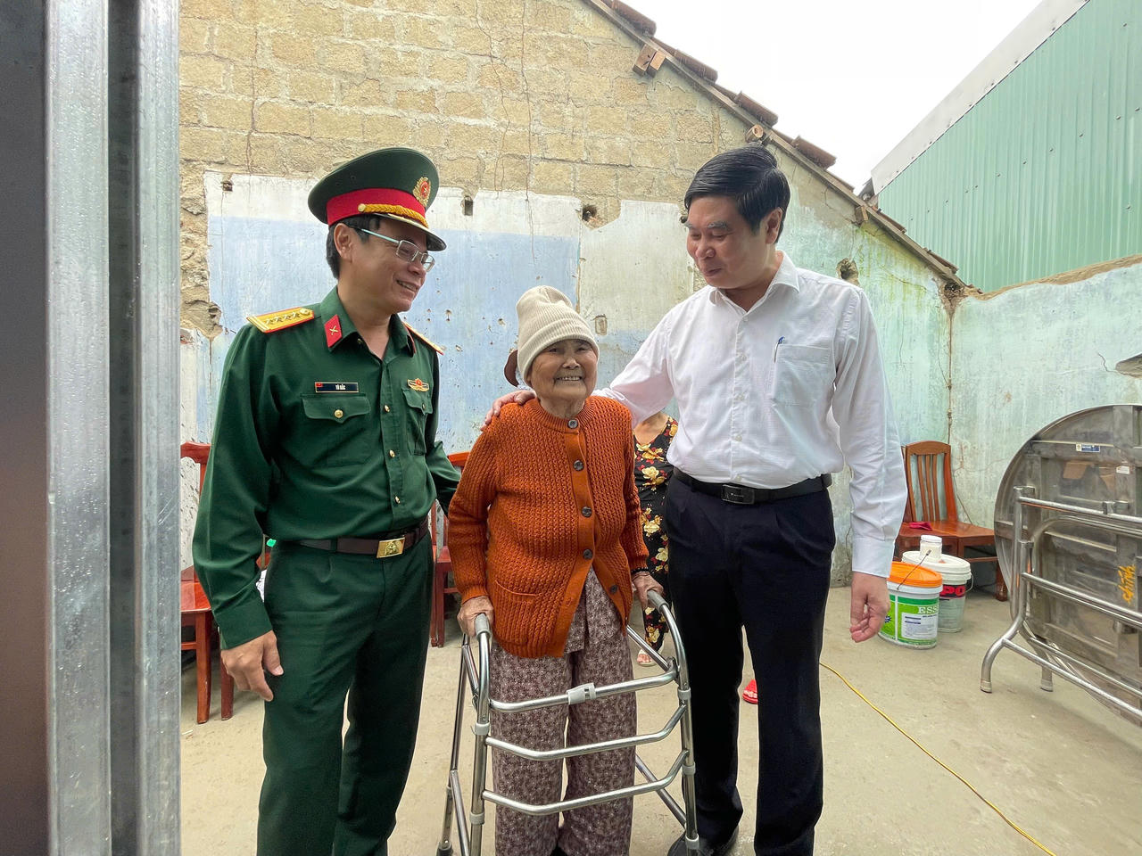 Phó Chủ tịch UBND tỉnh Lâm Hải Giang (bìa phải) chia sẻ niềm vui với cụ bà Tô Thị Sửa.