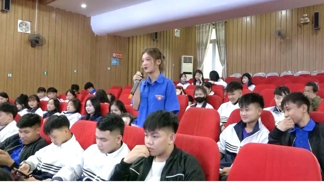 Người lao động, đoàn viên thanh niên và các em học sinh giao lưu, đặt câu hỏi cho lãnh đạo các doanh nghiệp, công ty.