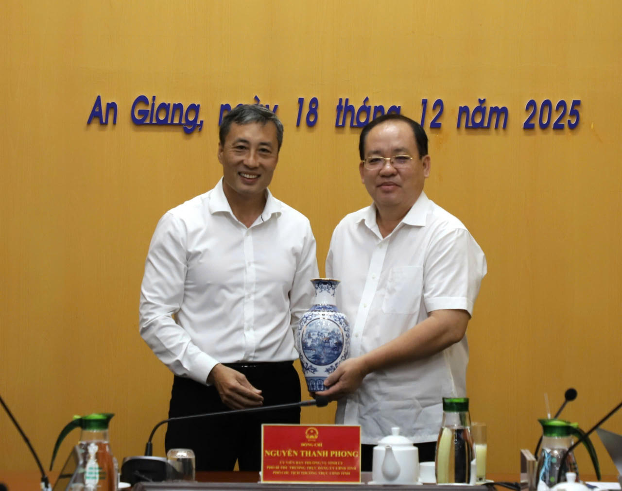 Ông Nguyễn Mạnh Duy - Quản lý phát triển mở rộng dự án Tập đoàn Central Retail tại Việt Nam tặng quà lưu niệm cho Phó Chủ tịch thường trực UBND tỉnh Nguyễn Thanh Phong