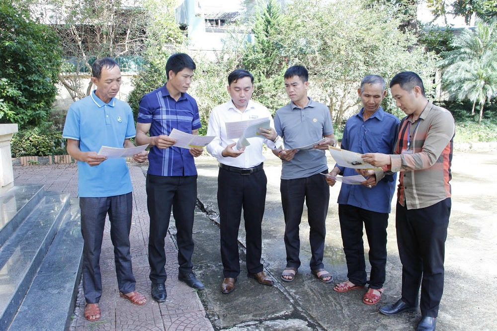 Cán bộ Trung tâm Trợ giúp pháp lý Nhà nước tỉnh Sơn La xuống cơ sở tuyên truyền pháp luật cho người dân.