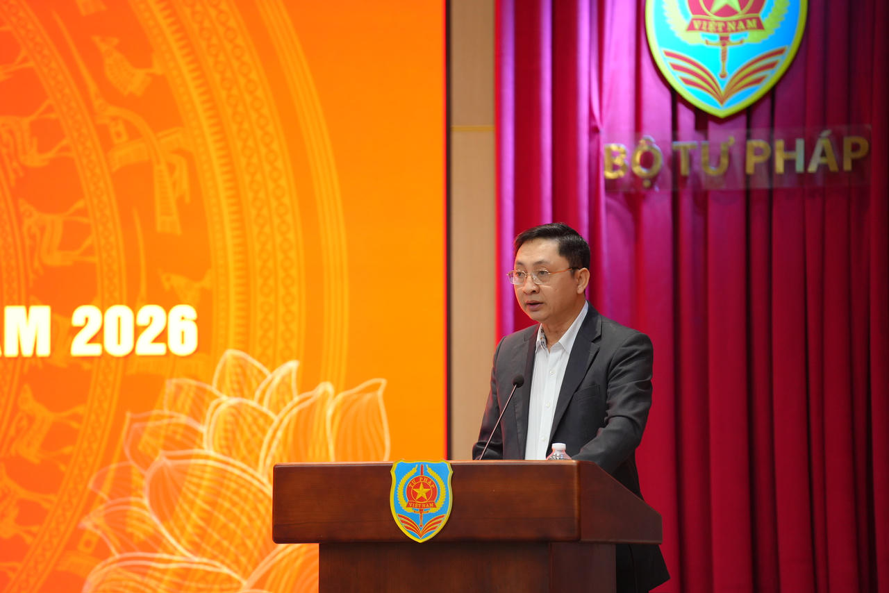 Chánh Văn phòng Đảng uỷ Bộ Trần Anh Đức báo cáo tại Hội nghị.