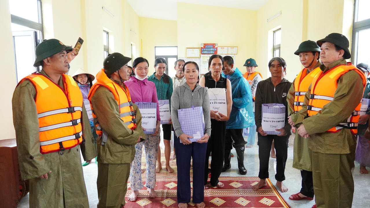 Phó Thủ tướng Chính phủ Mai Văn Chính (ngoài cùng bên phải) và lãnh đạo tỉnh Quảng Trị thăm tặng quà nhân dân vùng “rốn lũ” thôn Hữu Tân, xã Ninh Châu ngày 30/10/2025.