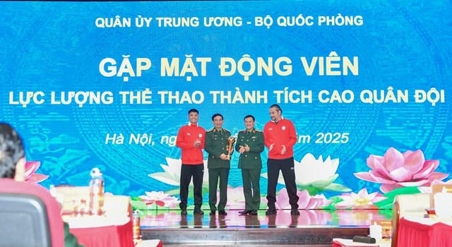 Bộ trưởng Bộ Quốc phòng gặp mặt, động viên CLB Thể Công - Viettel