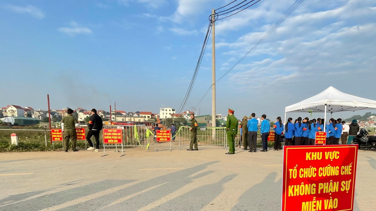 Lực lượng chức năng thực hiện nhiệm vụ đúng quy định, đảm bảo an ninh, an toàn tại khu vực cưỡng chế. (Ảnh: T.N)