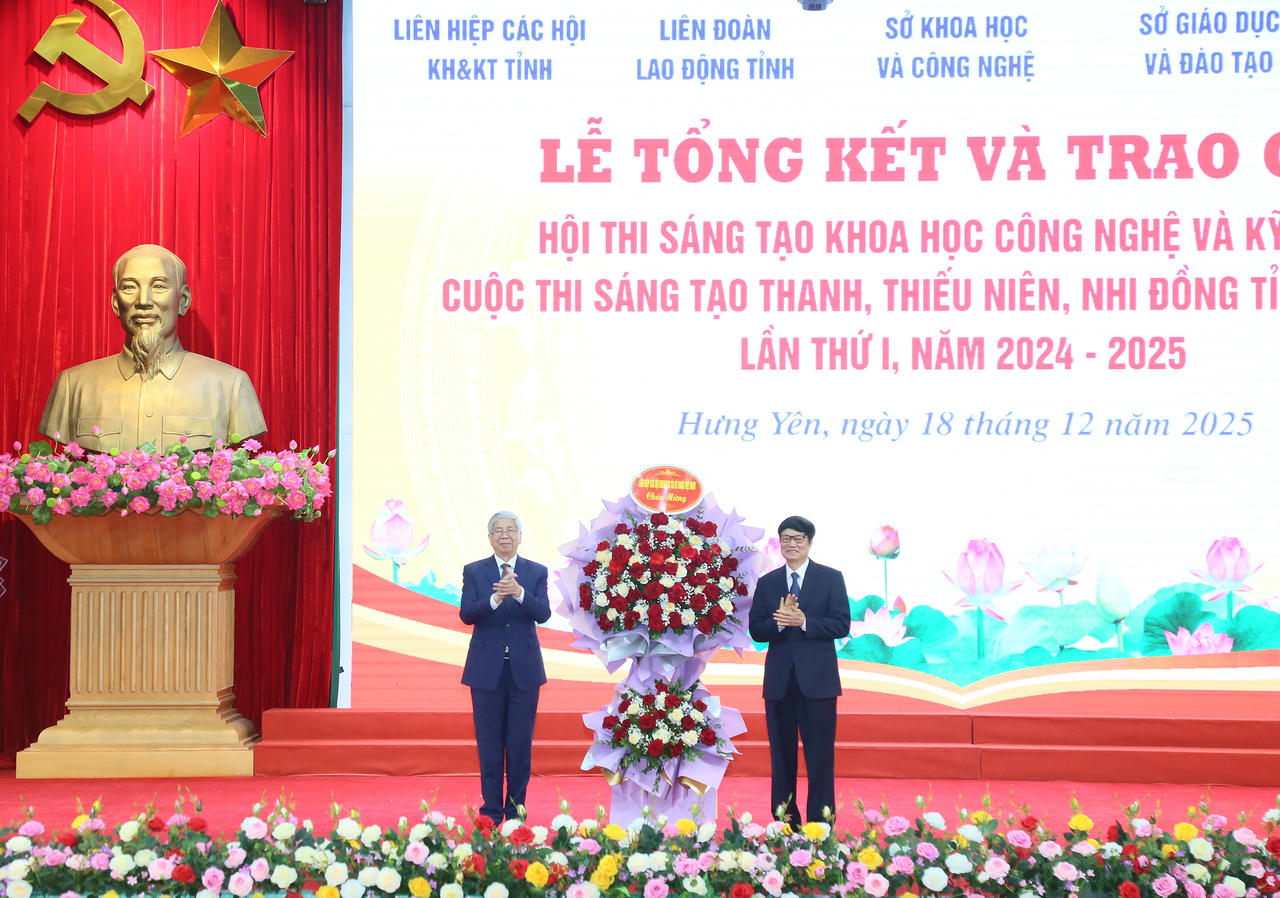 GS.TSKH Đặng Vũ Minh, Chủ tịch danh dự Liên hiệp các Hội Khoa học và Kỹ thuật Việt Nam tặng hoa chúc mừng Ban tổ chức Hội thi, Cuộc thi.