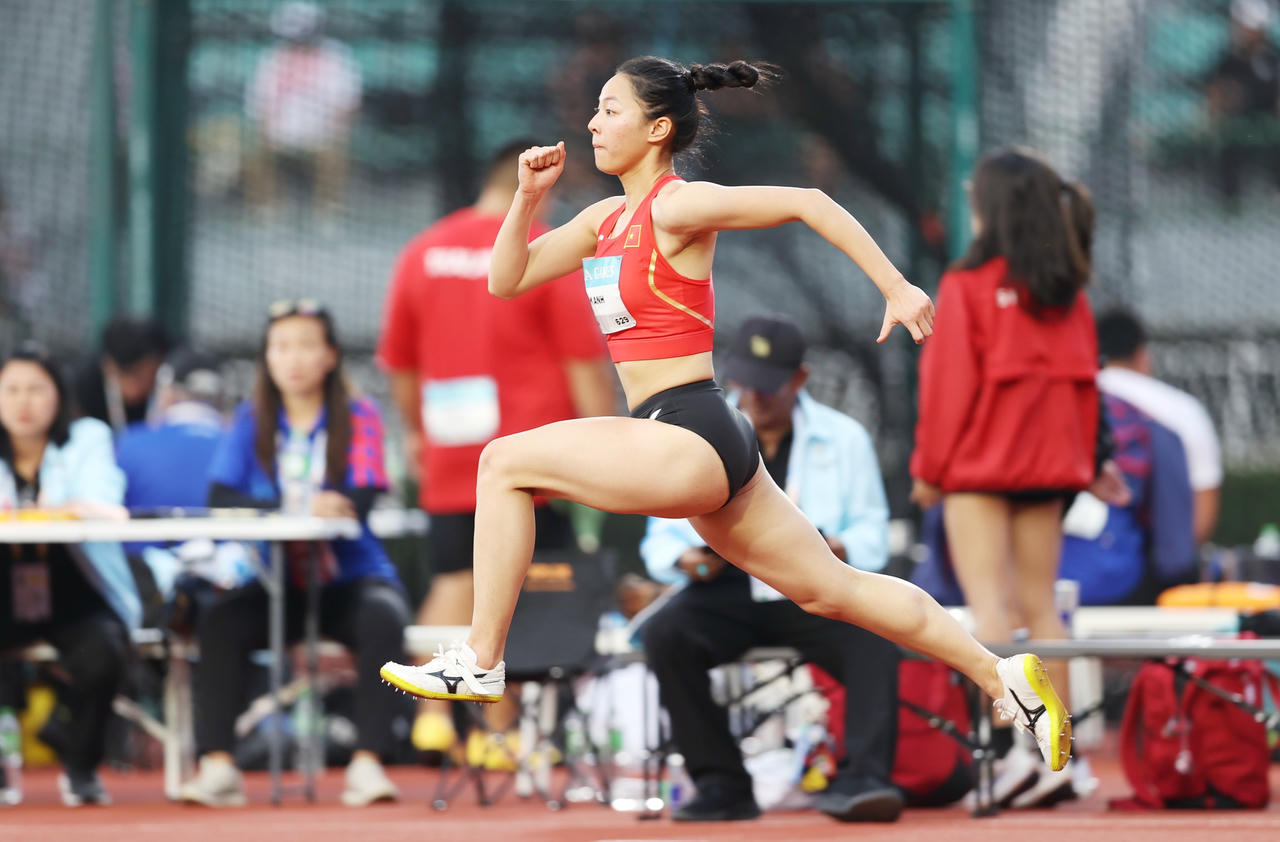  Bùi Thị Kim Anh (19 tuổi- HCV dung nhảy cao với thành tích 1.86m) (Ảnh Cục TDTT)