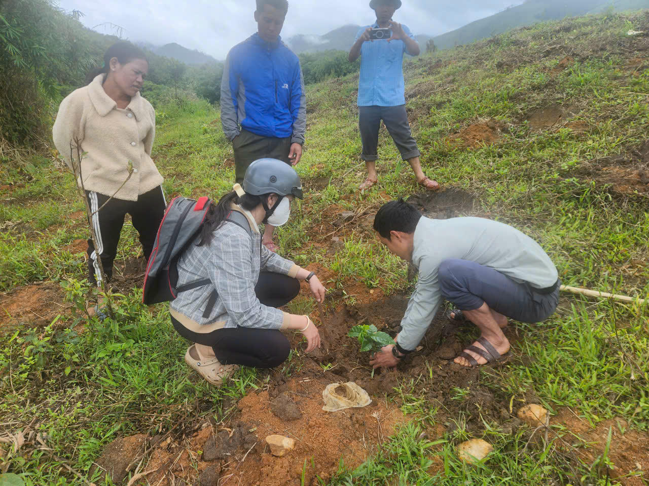 Cán bộ chuyên môn hướng dẫn người dân kỹ thuật chăm sóc cây cà phê, bảo đảm sinh trưởng.