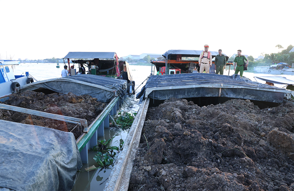 Đội Cảnh sát đường thủy số 2 phối hợp Công an xã Bình Hoà kiểm tra 
số khoáng sản trên các phương tiện
