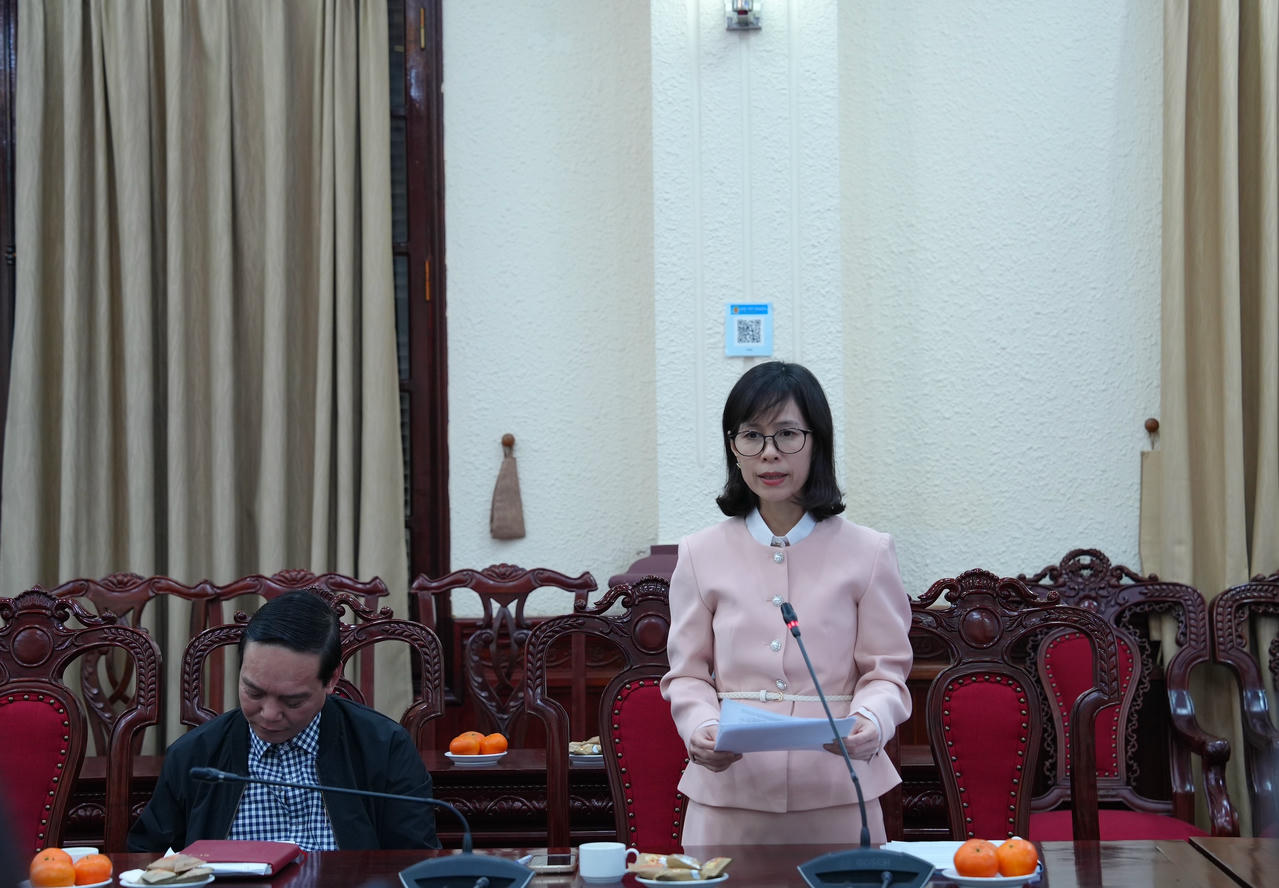 Phó Vụ trưởng Vụ Tổ chức cán bộ Trần Thu Hường trình bày báo cáo.