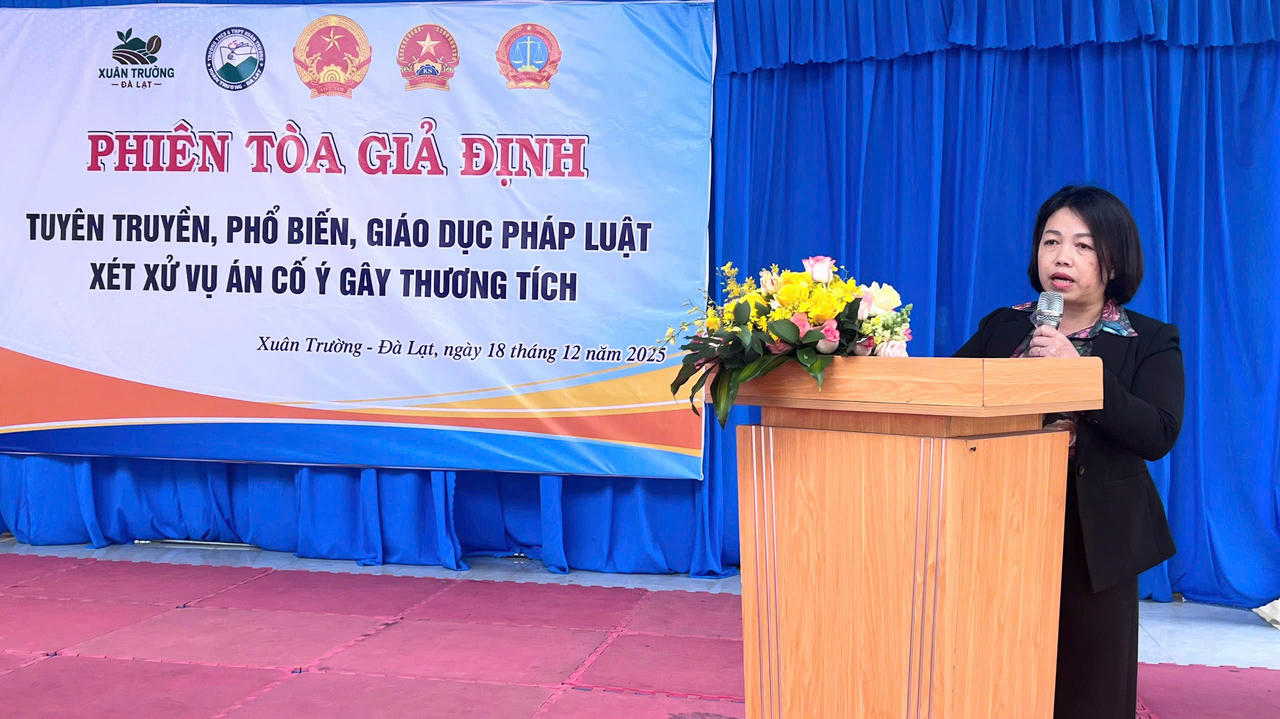 Bà Hồ Thị Bích Vân - Phó Chủ tịch UBND phường Xuân Trường - Đà Lạt phát biểu tại phiên tòa giả định.