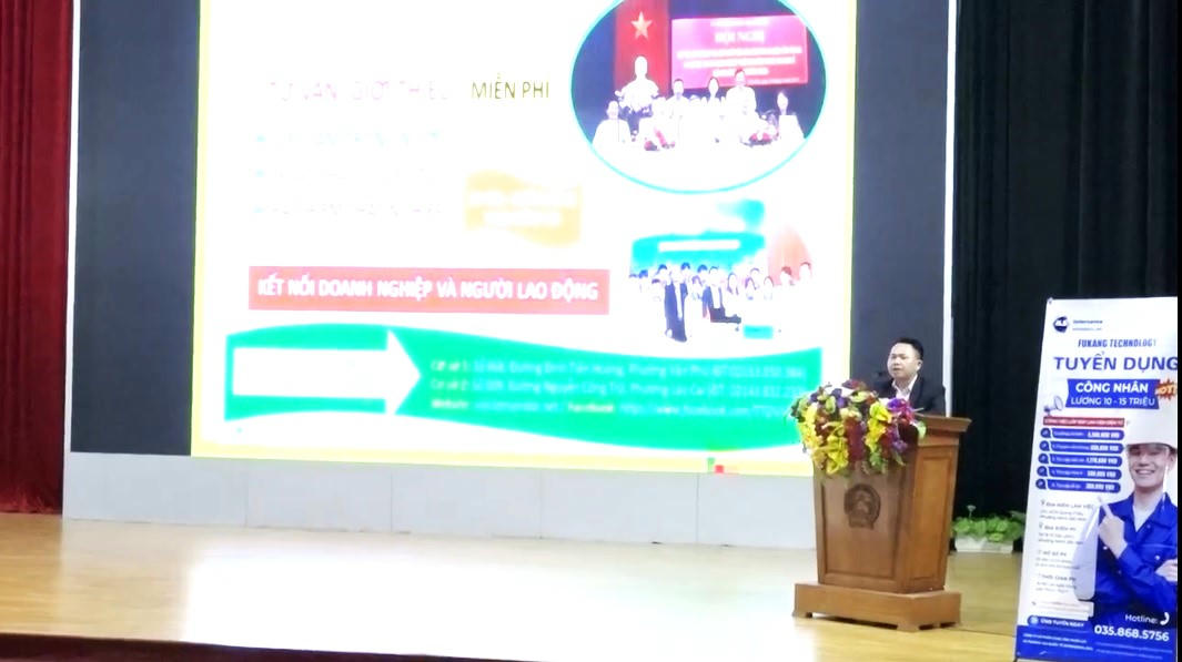 Cán bộ Trung tâm Dịch vụ việc làm tỉnh Lào Cai tuyên truyền, tư vấn về các chính sách pháp luật của Nhà nước trong lĩnh vực lao động, việc làm, học nghề và xuất khẩu lao động.