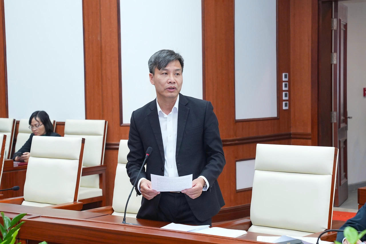 Phó Trưởng Ban Tuyên giáo và Dân vận Thành ủy&nbsp;Nguyễn Văn Hiểu báo cáo tại cuộc họp.