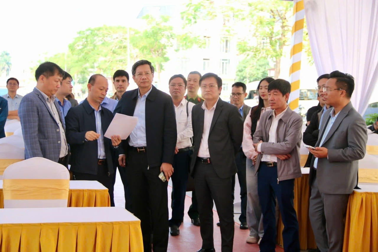 Phó Chủ tịch Thường trực UBND TP Hải Phòng Lê Anh Quân kiểm tra công tác chuẩn bị tổ chức lễ khánh thành một số công trình nhà ở xã hội thuộc dự án khu đô thị - dịch vụ thương mại và nhà ở công nhân Tràng Duệ.