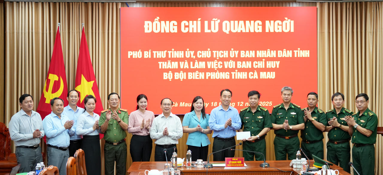 Ông Lữ Quang Ngời đại diện Tỉnh ủy, HĐND, UBND và Ủy ban MTTQ Việt Nam tỉnh Cà Mau tặng quà chúc mừng BĐBP tỉnh.
