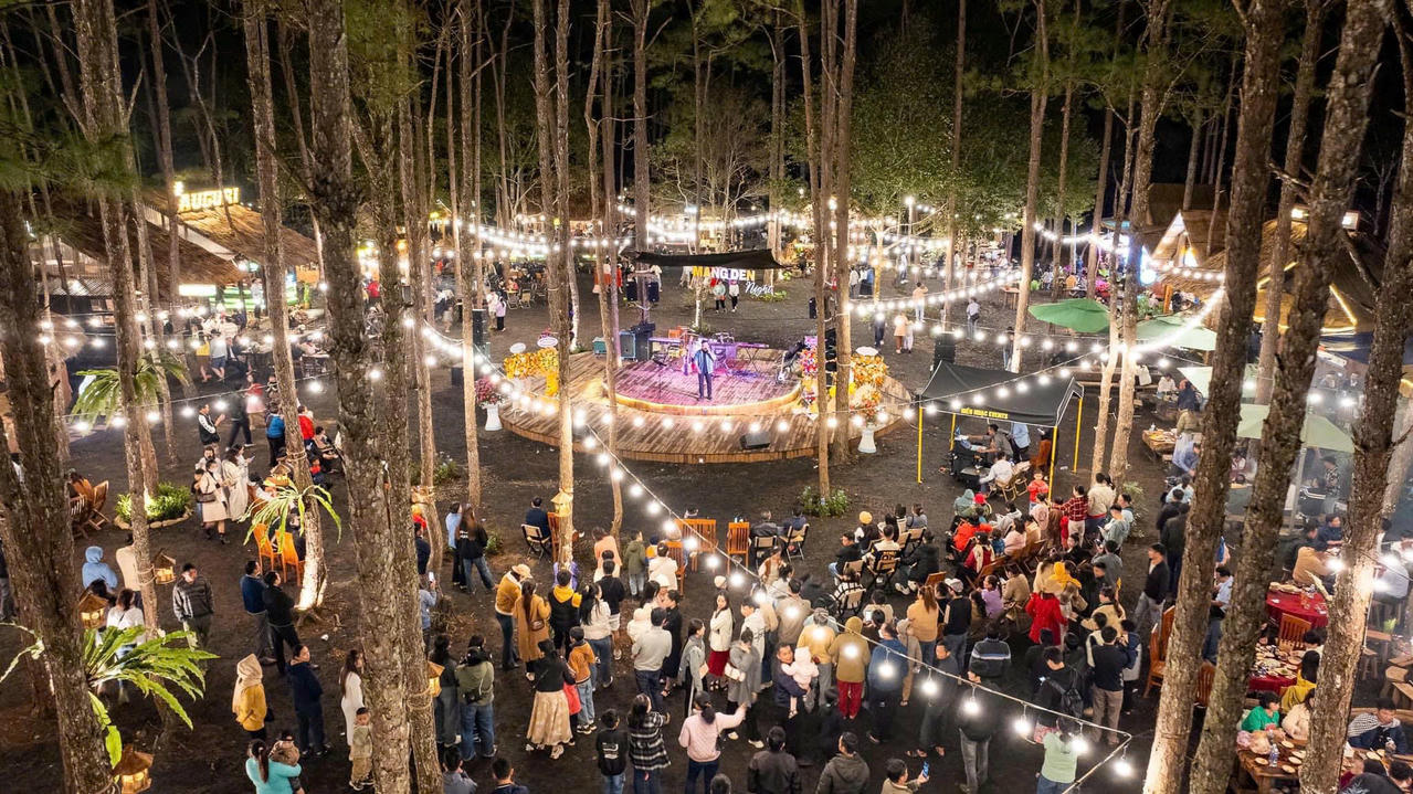 Khu phố đêm nằm trong rừng thông Măng Đen thu hút khách du lịch tham quan, trải nghiệm.