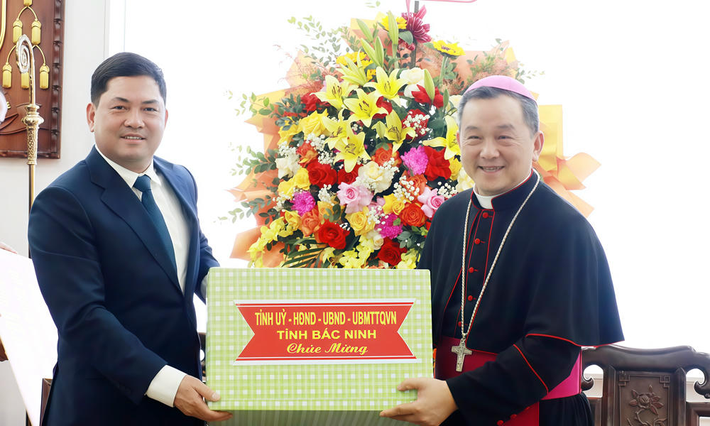 Bí thư Tỉnh ủy&nbsp;Nguyễn Hồng Thái trao hoa, quà và gửi lời chúc Giám mục Đỗ Quang Khang cùng toàn thể giáo dân Giáo phận Bắc Ninh đón mùa Giáng sinh an lành, hạnh phúc và năm mới nhiều bình an.