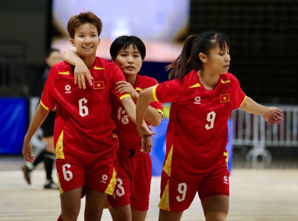 Futsal nữ Việt Nam áp đảo đối thủ trong trận chung kết (Ảnh Đinh Đức Thiện)