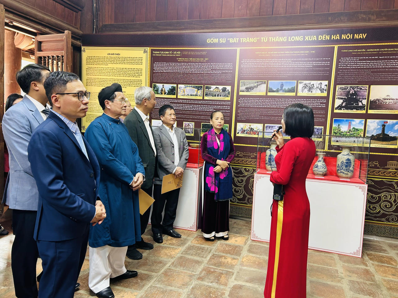 Các đại biểu tham quan trưng bày sản phẩm gốm Bát Tràng và gốm Phước Tích.

