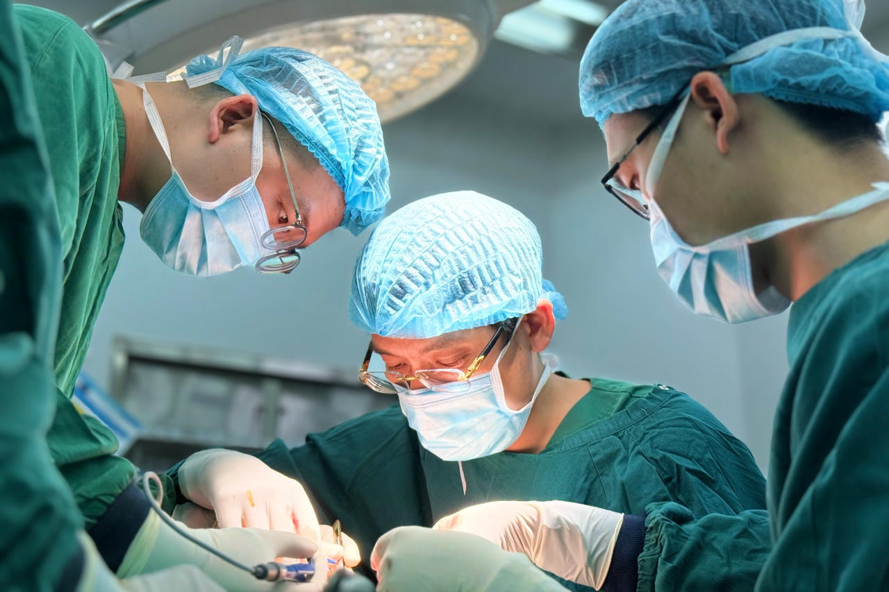 12 giờ đồng hồ ‘căng não’ cứu bàn tay bị đứt rời 4 ngón