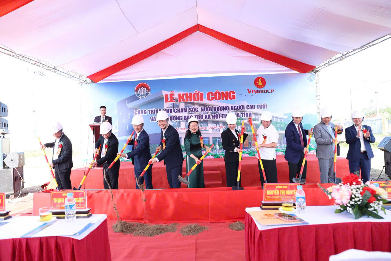 Các đại biểu thực hiện nghi thức khởi công dự án.