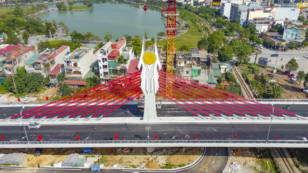 Cầu dây văng vượt đường sắt Bắc - Nam chính thức được thông xe kỹ thuật.