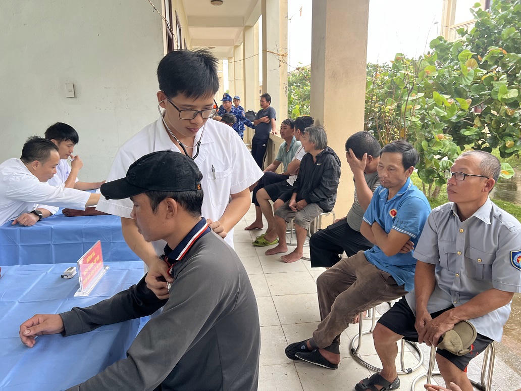 Lực lượng quân y trên đảo Song Tử Tây khám sức khỏe cho các ngư dân.&nbsp;