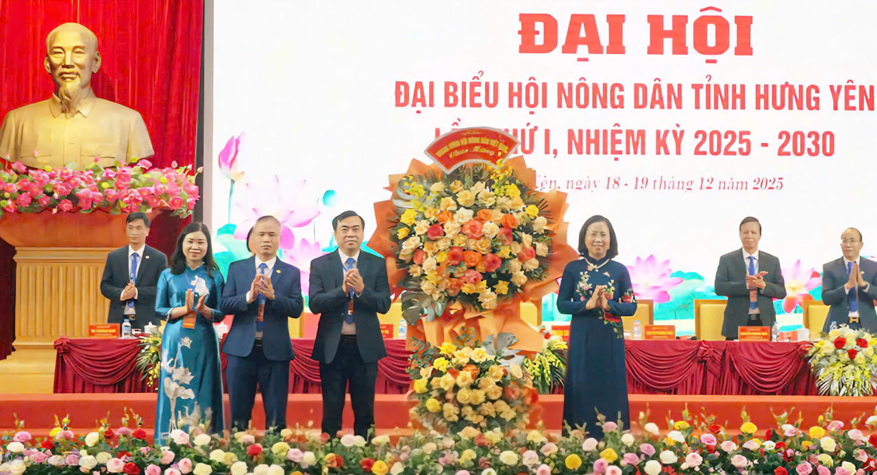 Bà Bùi Thị Thơm, Phó Chủ tịch Trung ương Hội Nông dân Việt Nam tặng hoa chúc mừng Đại hội.