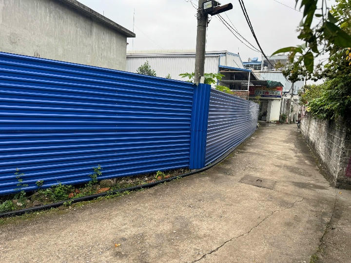 Khu đất của ông Tùng bị quây tôn, rào chắn.