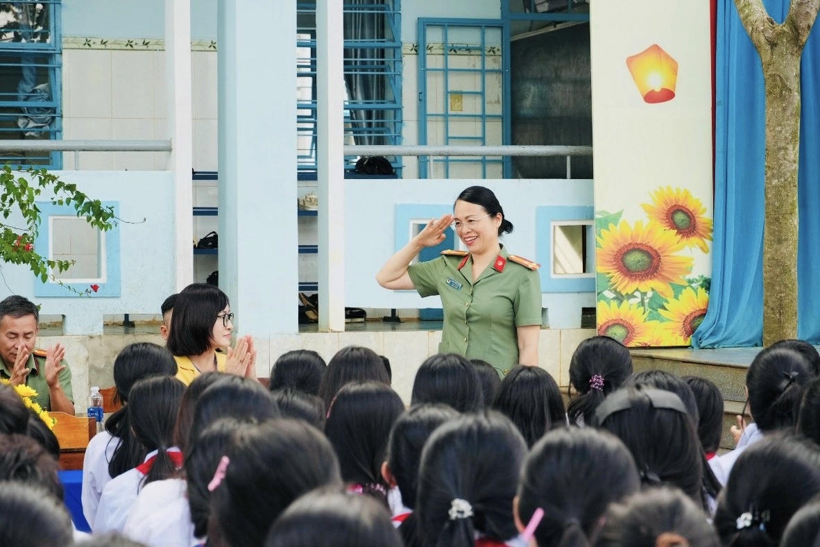 Thượng tá Phạm Hồng Chính - Trưởng phòng&nbsp;Phòng An ninh chính trị nội bộ, phát biểu tại Lễ tuyên truyền, phổ biến, giáo dục pháp luật.