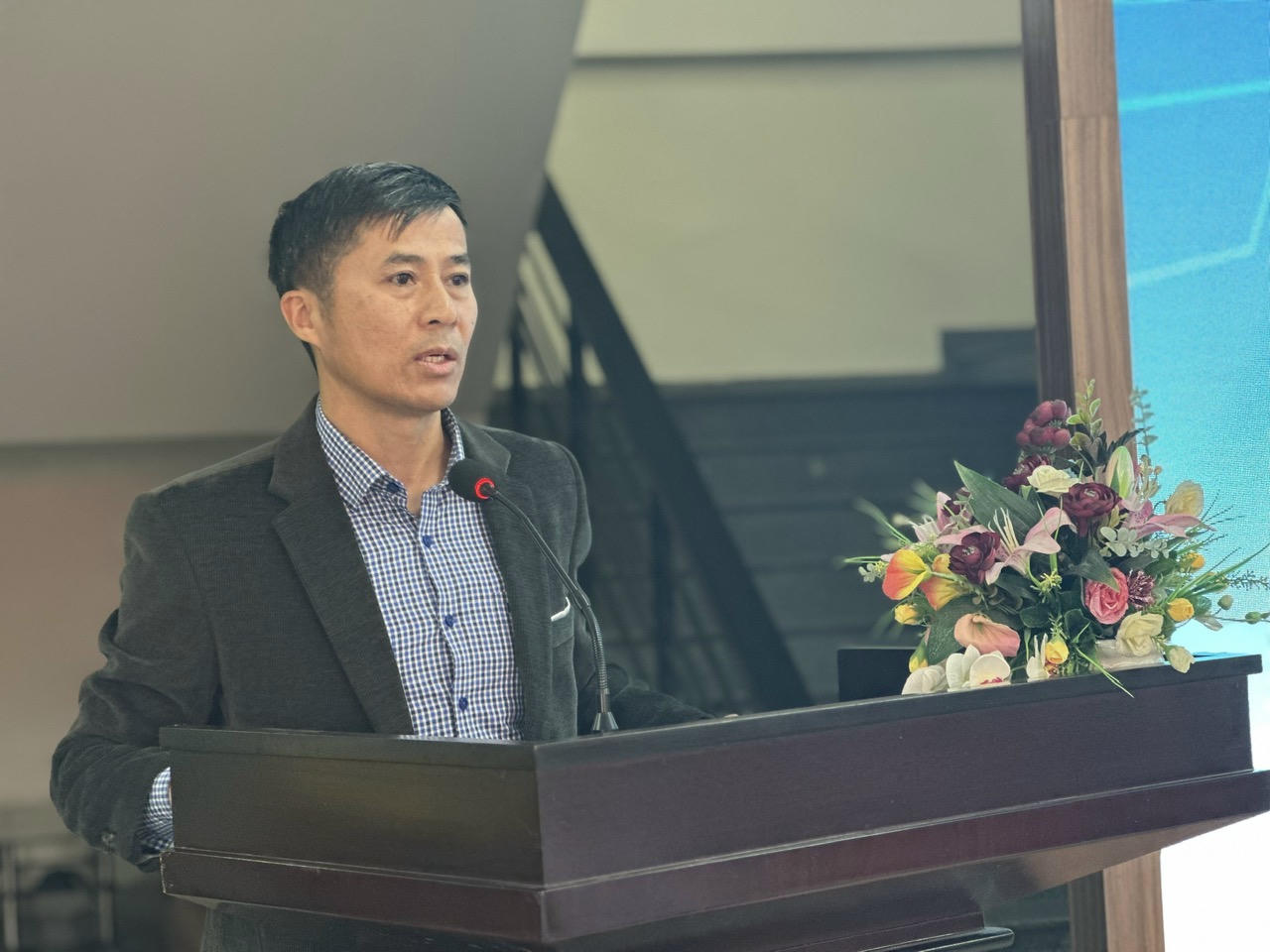 Ông&nbsp;Hoàng Trọng Vinh - Phó Giám đốc Trung tâm Dịch vụ việc làm tỉnh Lâm Đồng thông tin về tình hình thị trường lao động.