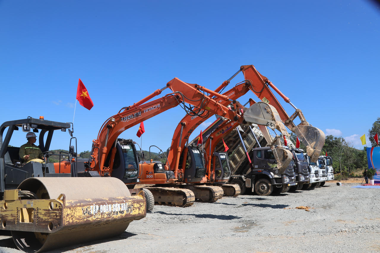 Các thiết bị máy móc chuẩn bị cho lễ khởi công dự án&nbsp;cao tốc Tân Phú - Bảo Lộc.