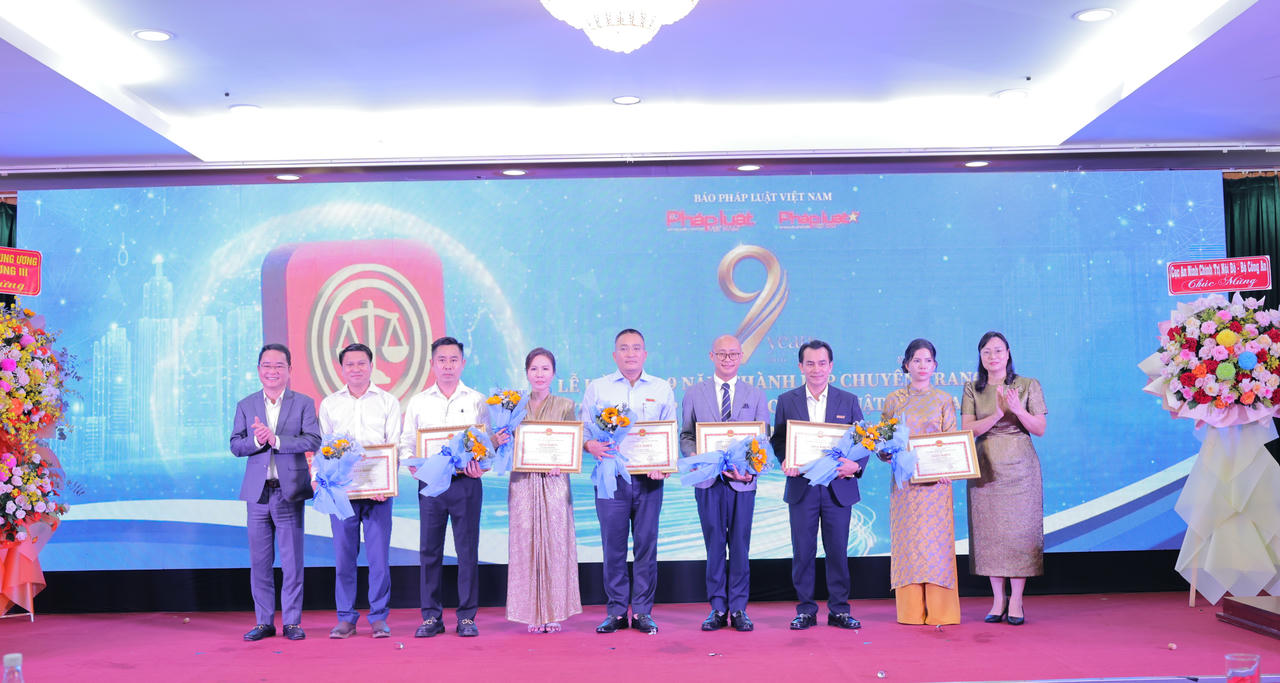 Tại buổi Lễ, các cá nhân có thành tích xuất sắc trong thực hiện nhiệm vụ đã được Tổng Biên tập Báo Pháp luật Việt Nam - ông Vũ Hoài Nam trao tặng Giấy khen.