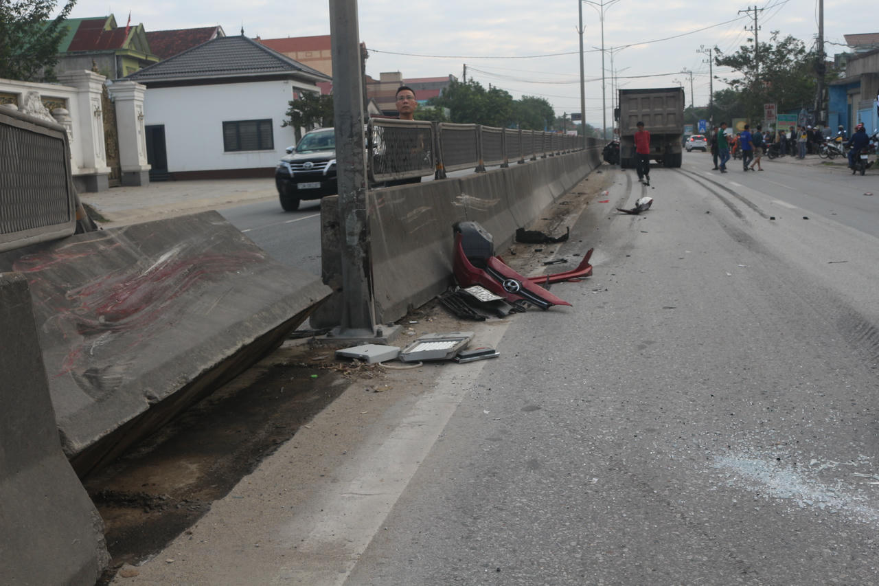 Ô tô con bị hư hỏng nặng, kính vỡ văng khắp mặt đường sau vụ tai nạn.. 