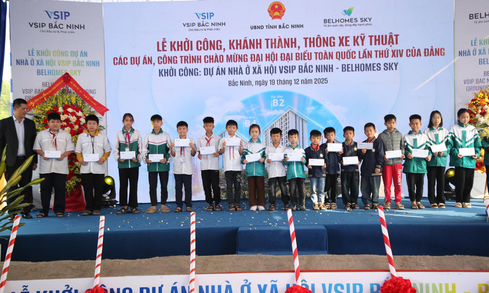 Công ty TNHH VSIP Bắc Ninh trao tặng suất học bổng cho các học sinh có hoàn cảnh khó khăn trên địa bàn.