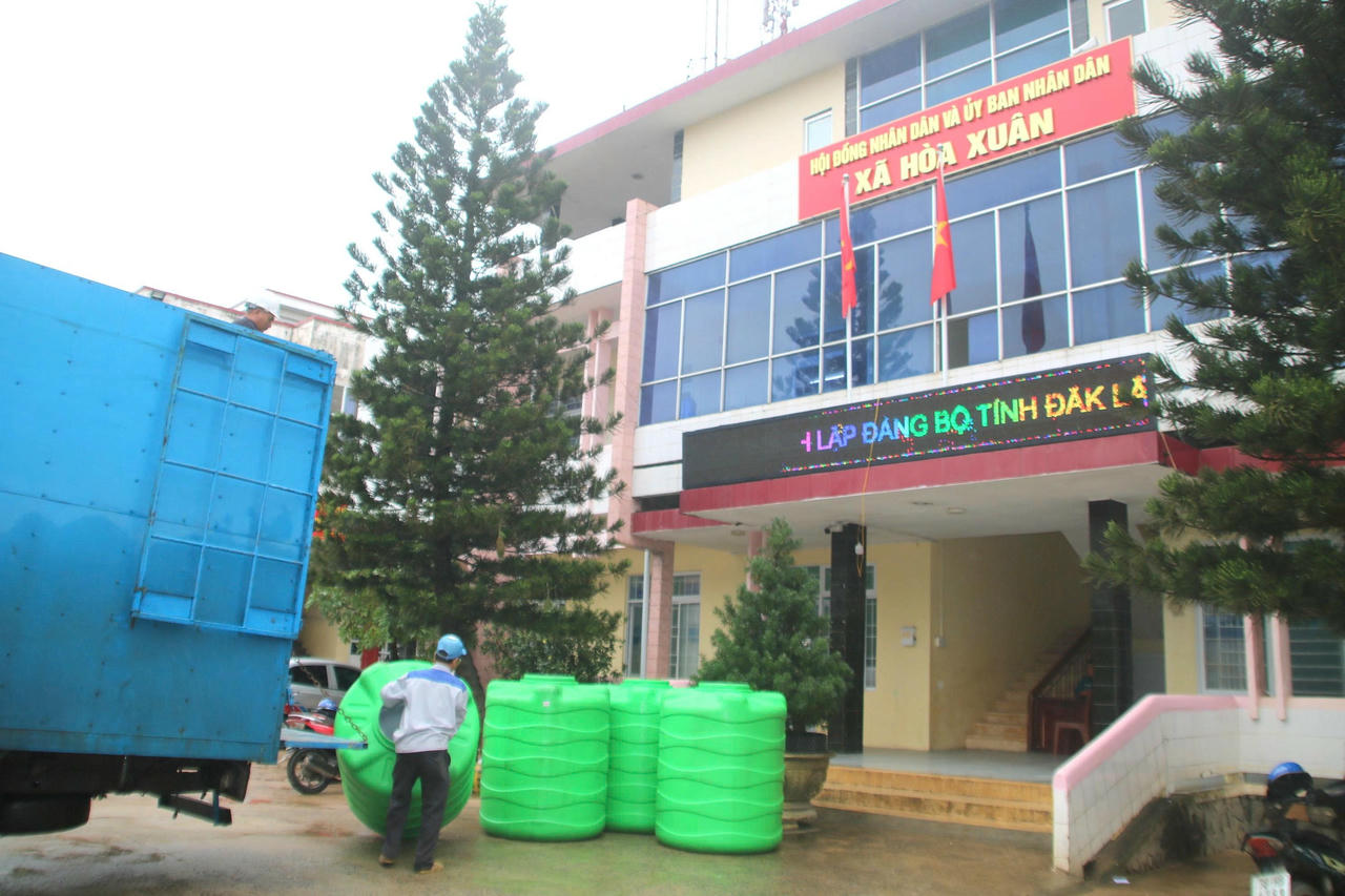 Bồn chứa nước loại 1.000 lít nhãn hiệu Tân Á Đại Thành được trao cho bà con xã Hòa Xuân.