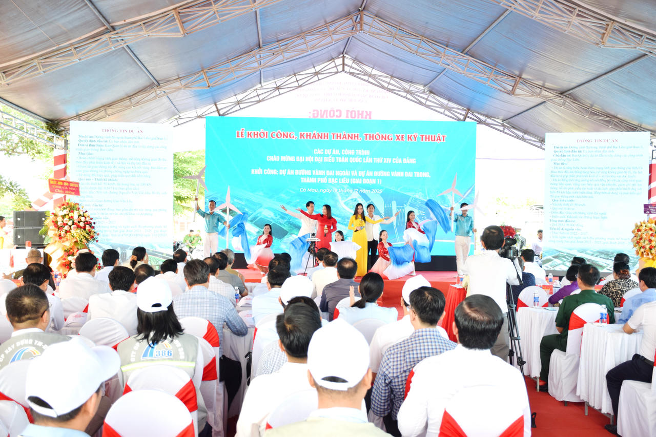 Văn nghệ chào mừng lễ khởi công Dự án xây dựng tuyến đường vành đai ngoài và Dự án đường vành đai trong thành phố Bạc Liêu (cũ) - giai đoạn I.
