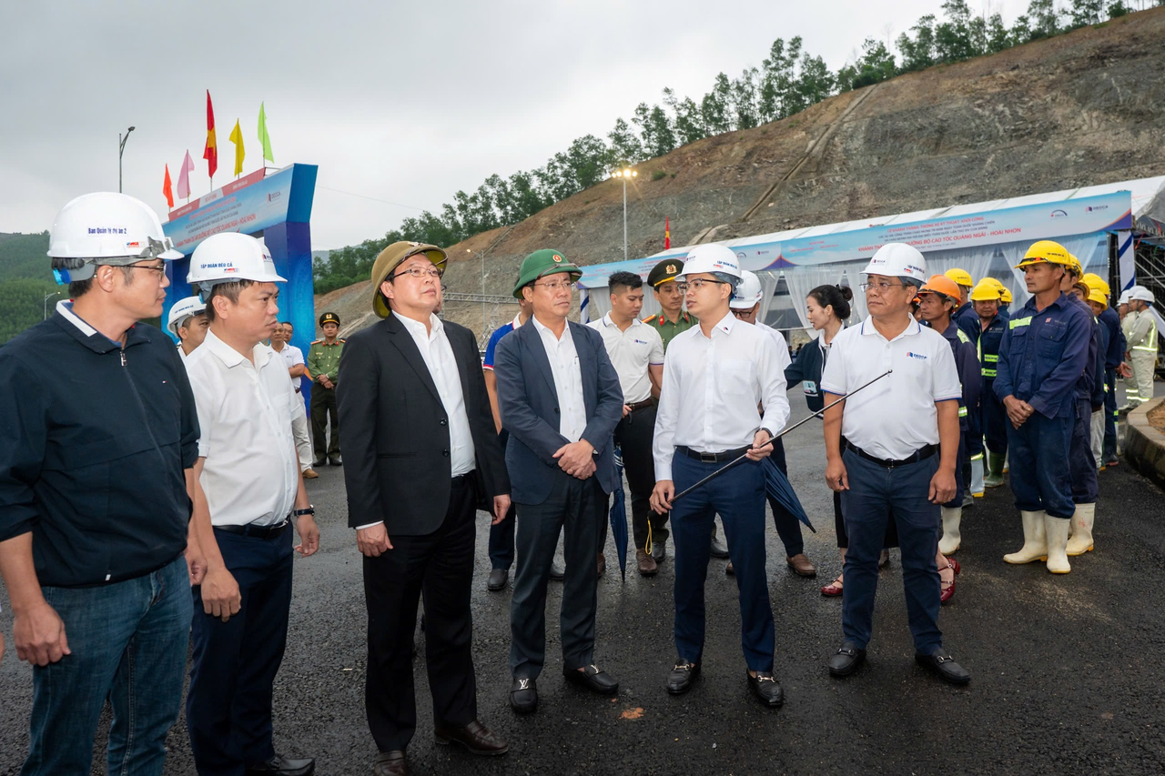 Phó Thủ tướng Hồ Quốc Dũng thăm, tặng quà người lao động thi công dự án cao tốc Quảng Ngãi – Hoài Nhơn