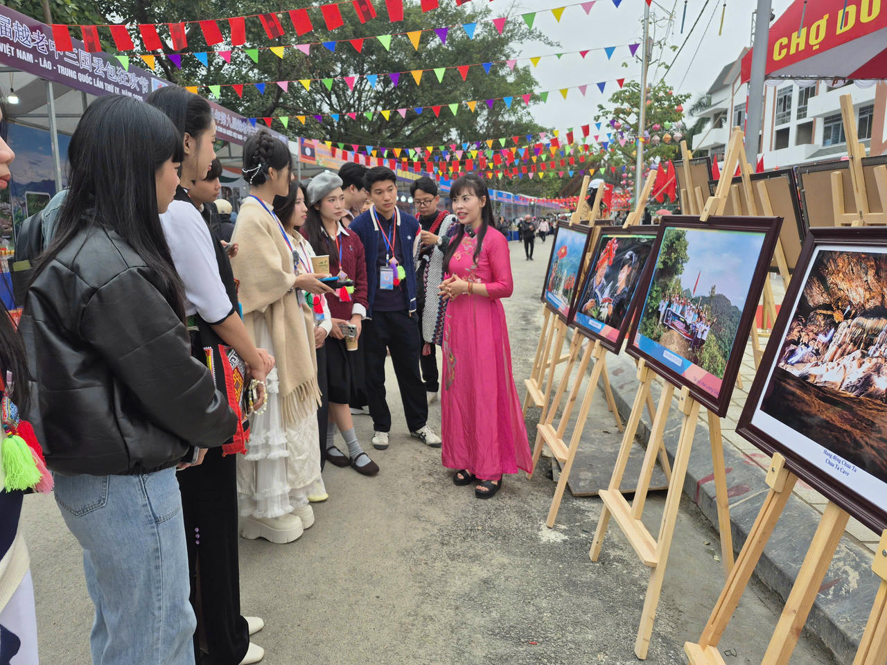 Cán bộ Sở Văn hóa, Thể thao và Du lịch tỉnh Điện Biên thuyết minh giới thiệu về triển lãm ảnh.