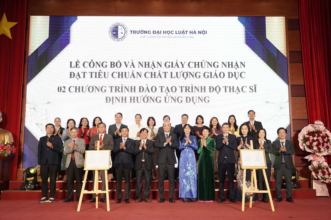 Đại biểu tham dự chương trình chụp ảnh lưu niệm.