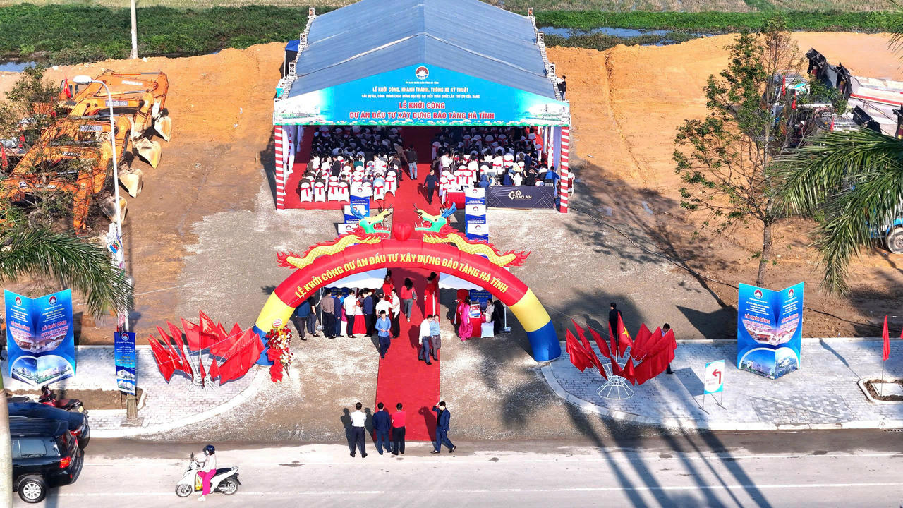 Dịp này, tỉnh Hà Tĩnh khởi công dự án Đầu tư xây dựng Bảo tàng Hà Tĩnh tại phường Thành Sen&nbsp;trên diện tích gần 2,3ha, với tổng vốn đầu tư 305 tỷ đồng,&nbsp;do BQL Dự án đầu tư xây dựng công trình giao thông và phát triển đô thị Hà Tĩnh làm chủ đầu tư.