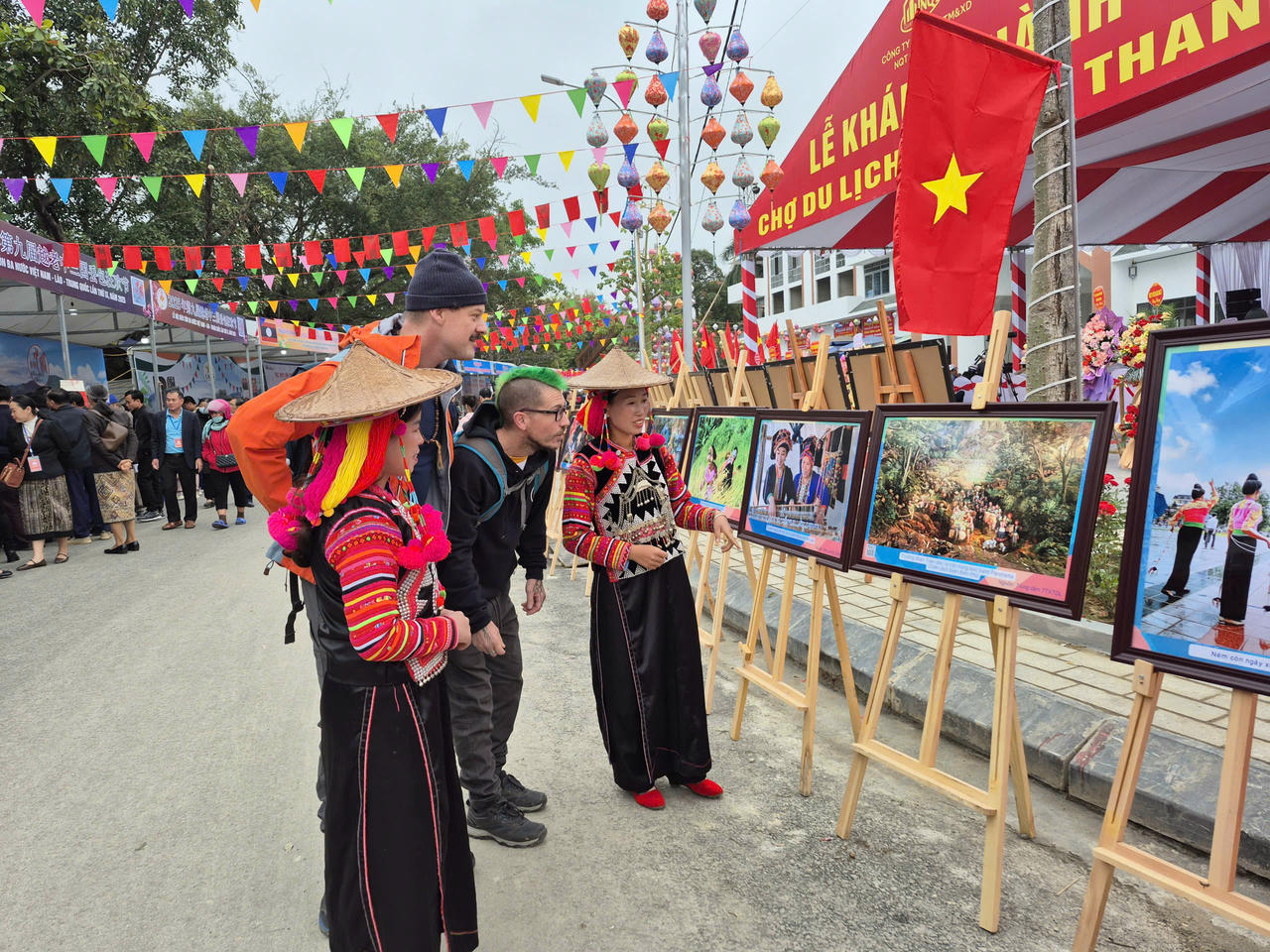 Du khách tham quan triển lãm ảnh vẻ đẹp Việt Nam.