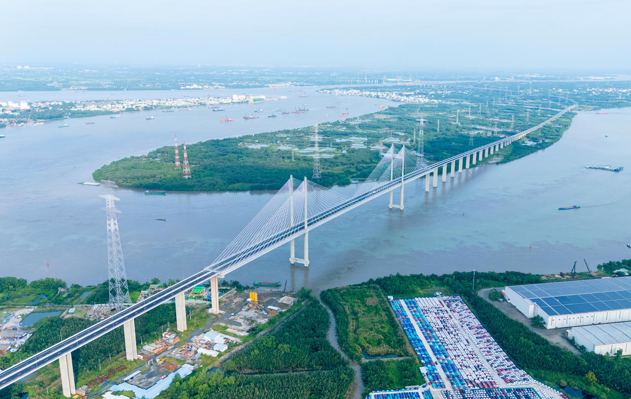 Cầu Bình Khánh bắc qua sông Soài Rạp, nối xã Hiệp Phước (huyện Nhà Bè cũ) với xã Bình Khánh (huyện Cần Giờ cũ), với tổng mức đầu tư hơn 3.700 tỷ đồng.