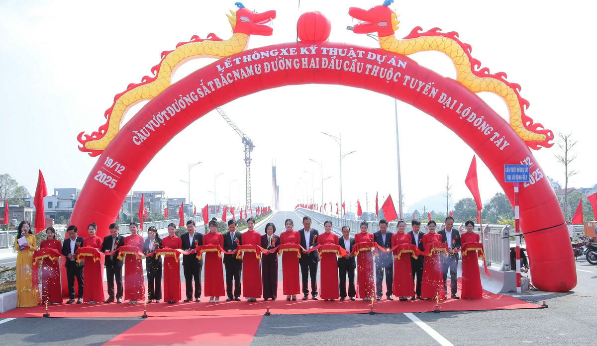 Các đại biểu đã thực hiện nghi thức thông xe kỹ thuật dự án Cầu vượt đường sắt Bắc - Nam trên tuyến Đại lộ Đông Tây.