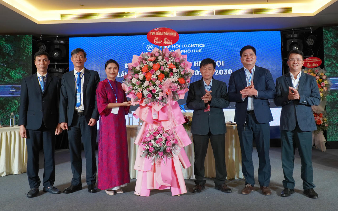 Hiệp hội logistics TP Huế nhận hoa của UBND TP Huế chúc mừng Đại hội lần thứ nhất, nhiệm kỳ 2025 - 2030.