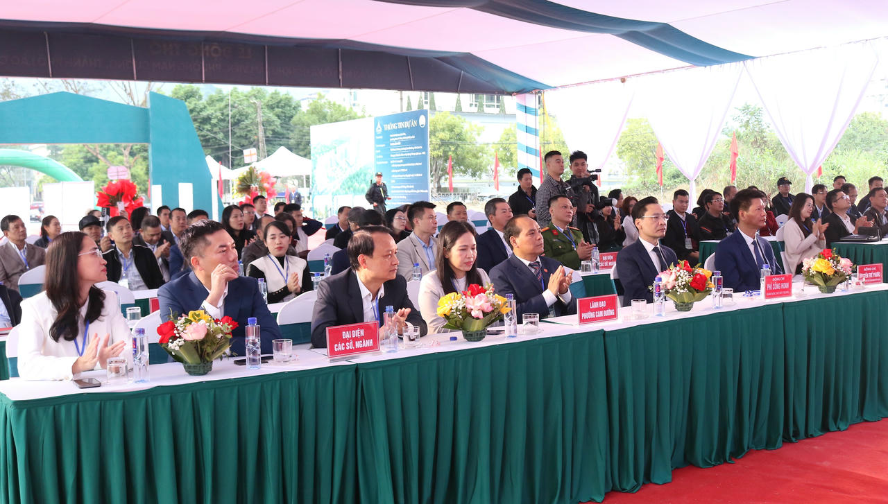 Các đại biểu tham dự buổi lễ.